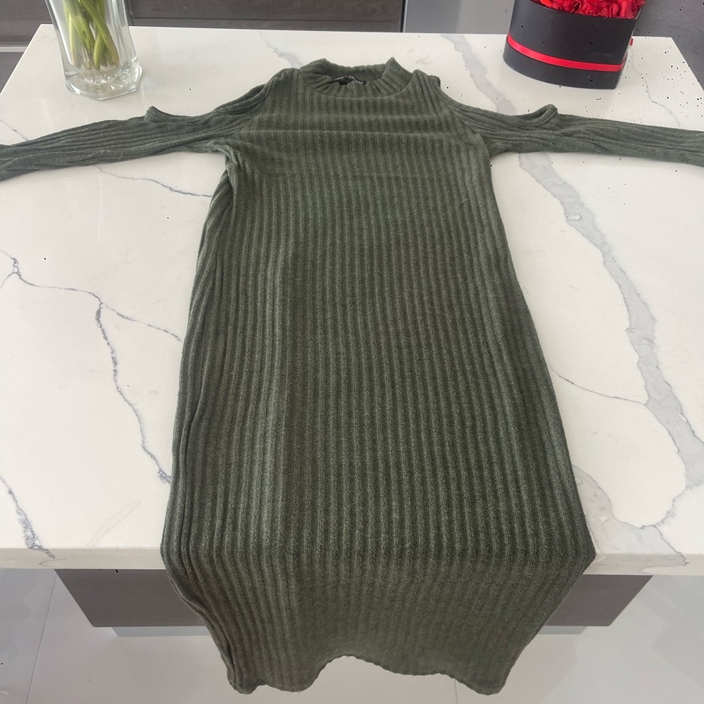 Love Chesley Green Ribbed Cold Shoulder Dress – Size M WOW OPEN SHOULDERS